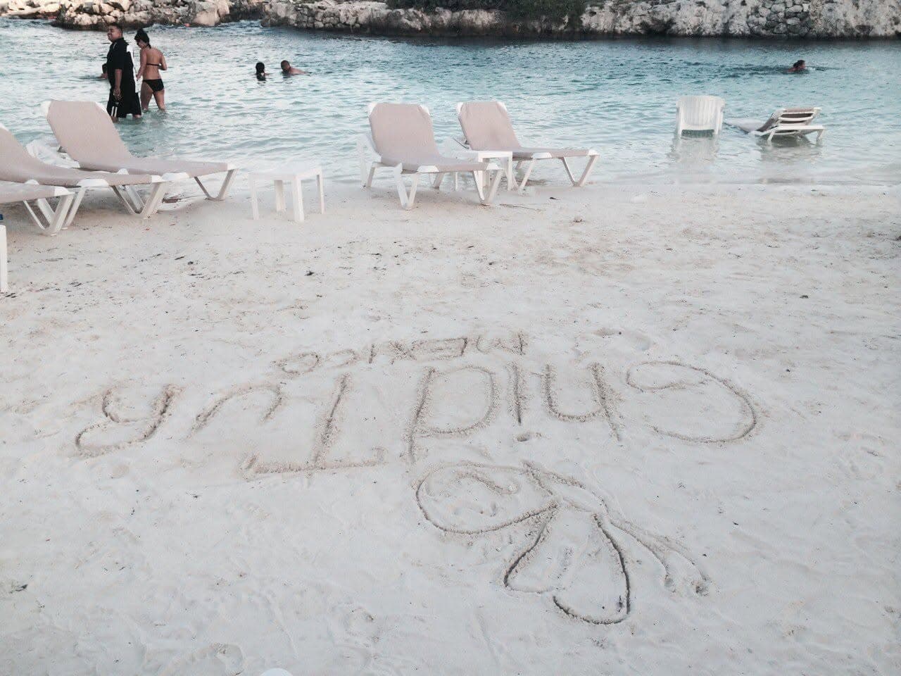 GhidTur written beside the water and beach loungers.