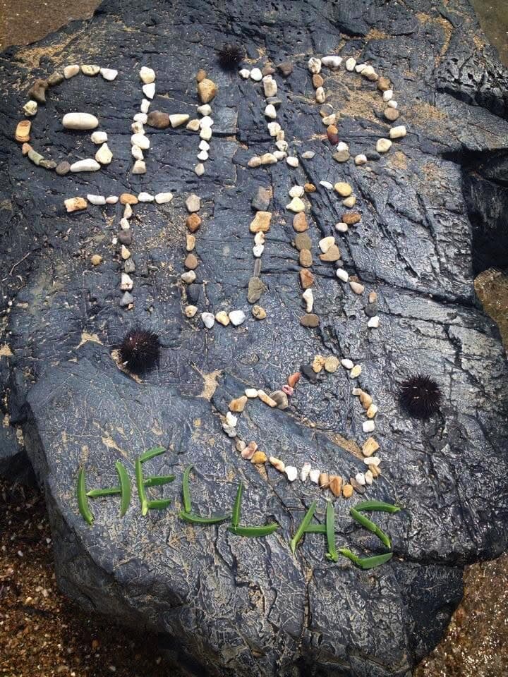 “GhidTur Hellas” and a heart arranged on a rock.