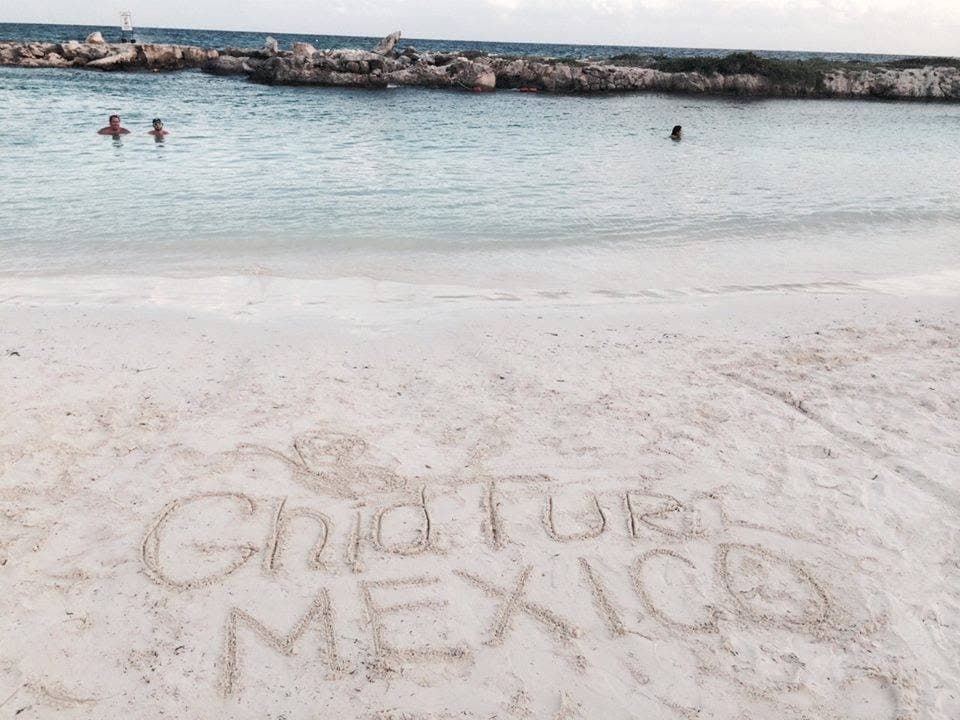 “GhidTur Mexico” written in the sand by the sea.