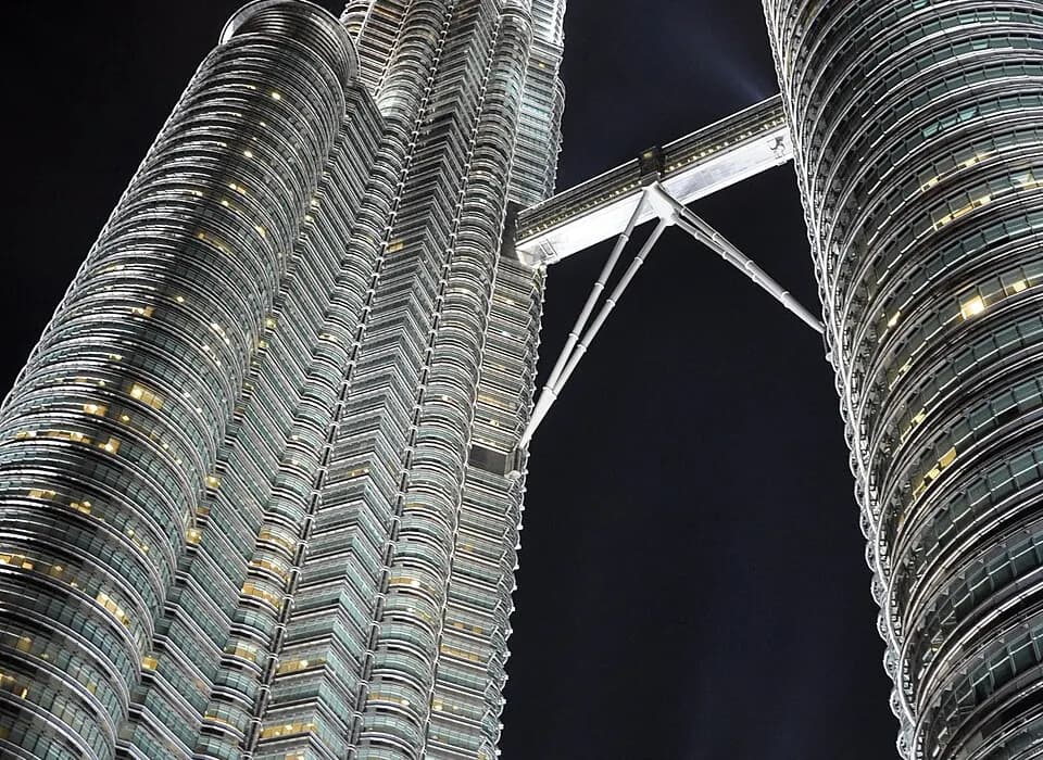 Малайзия: Petronas Twin Towers, viewed from Suria KLCC at night