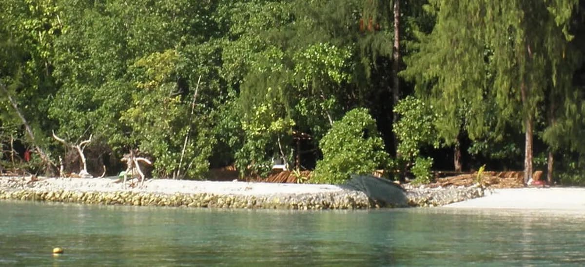 Соломоновы острова: Kennedy Island (colloquially known as Plum Pudding Island though the correct local name is Kasolo Island) is an island in the Solomon Islands that was named after John F. Kennedy.