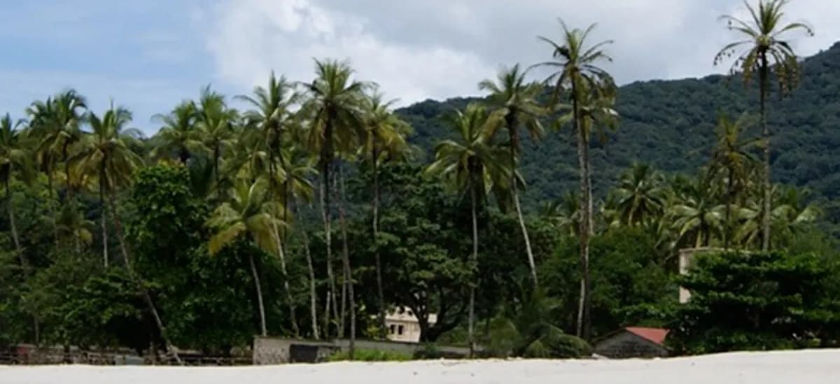 Сьерра-Леоне: Beautiful beach in west Africa just an hour's drive from Freetown.