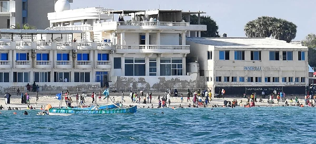 Сомали: A view of Lido beach from the sea in Mogadishu, Somalia on 15 November 2019.