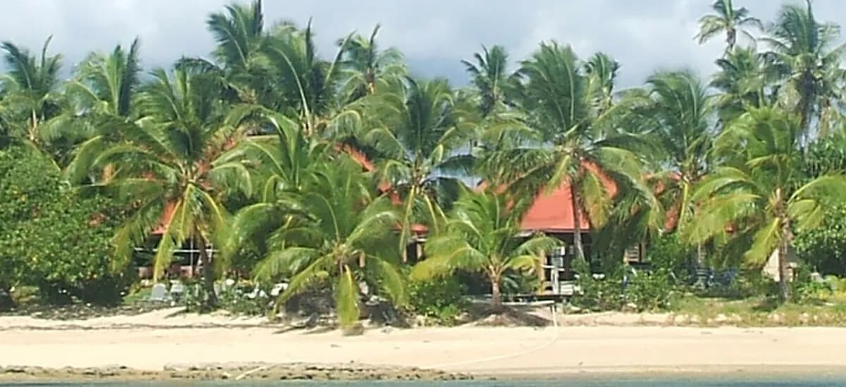 Тонга: Royal Sunset Island Resort at 'Atata Island, 30 min boat ride from Tongatapu.