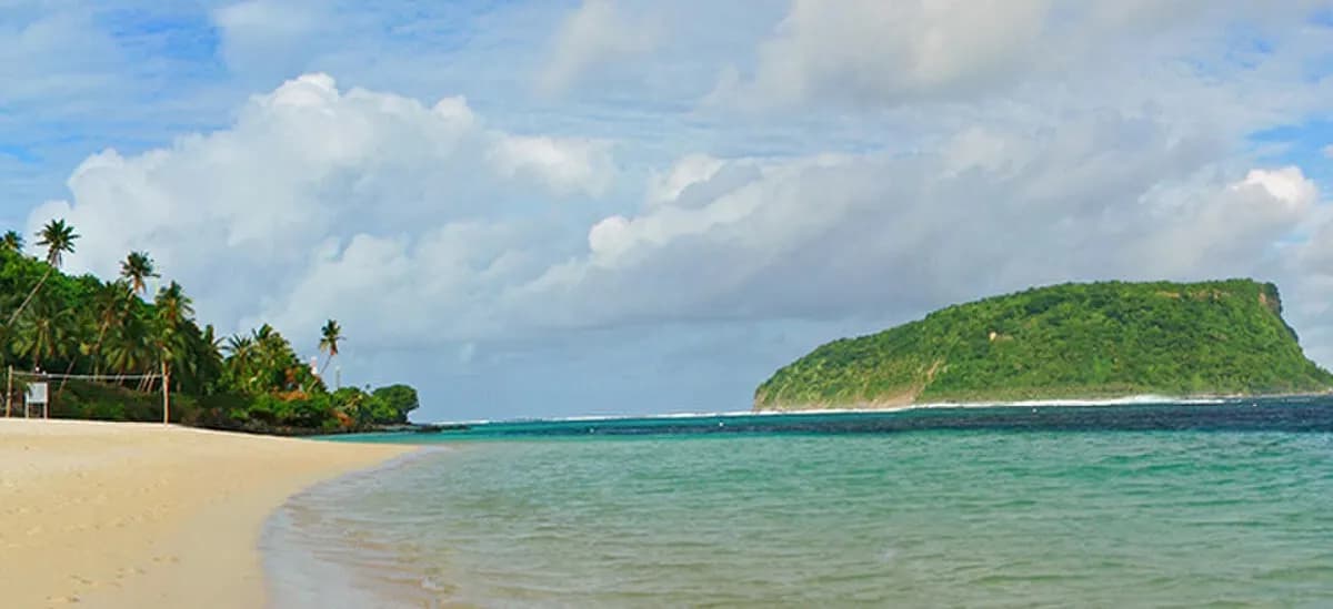 Самоа: Lalomanu Beach with Nu'utele island off the east coast of Upolu in Samoa. Panorama made from 6 photos in potrait