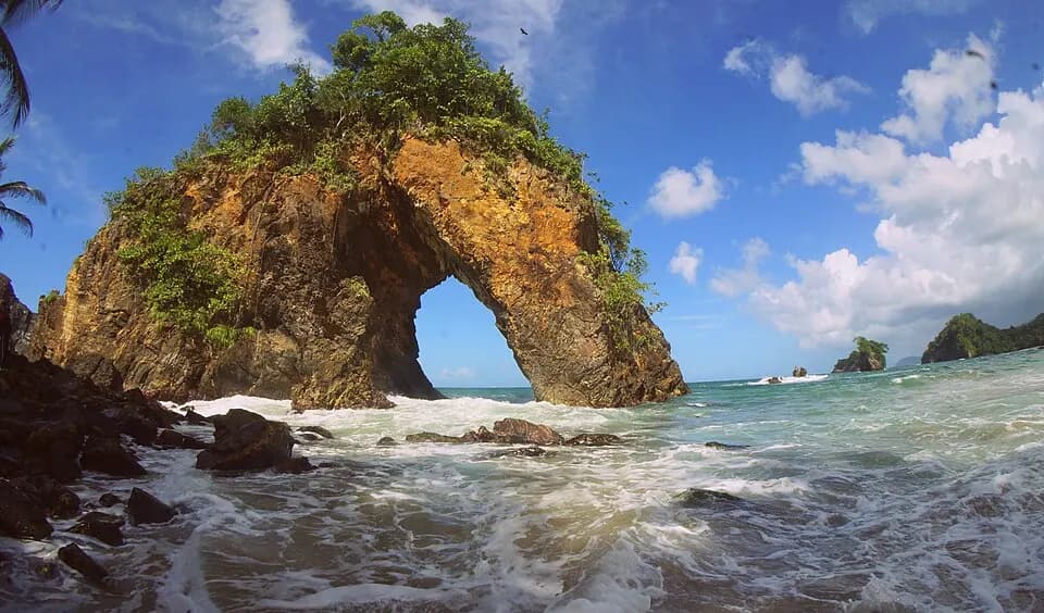 Тринидад и Тобаго: Paria Arch, also known at the Cathedral Rock.